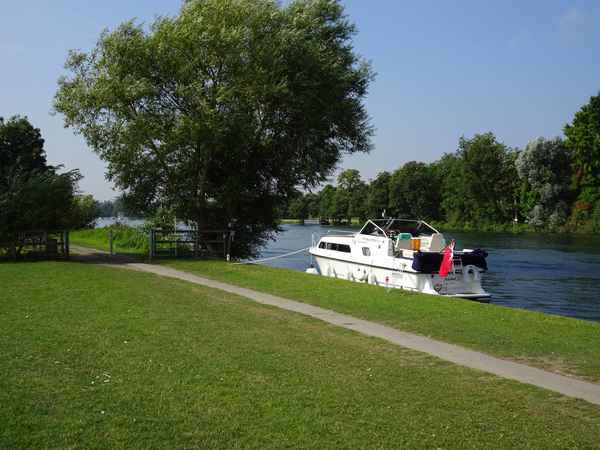 P04 Alongside in Remenham